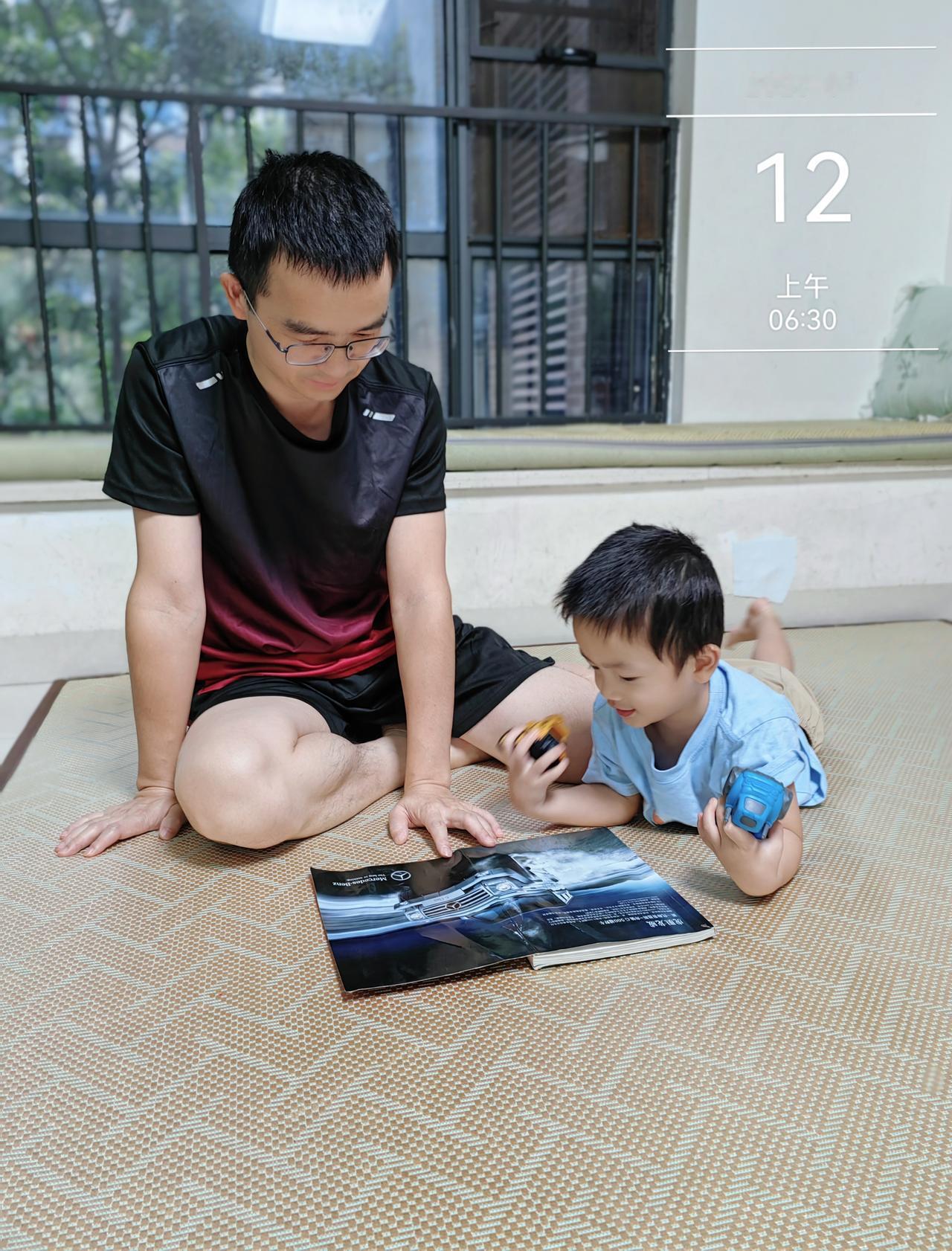 周六。清晨不到六点，小家伙就睡醒了。
​
​难得爸比在家，各种带他。
​
​周末