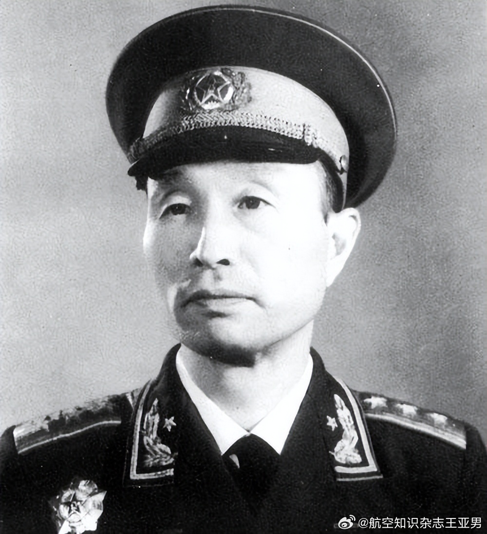 1989年建国40周年的时候，国防科工委编写了一本纪念册。年近八十的张爱萍将军为
