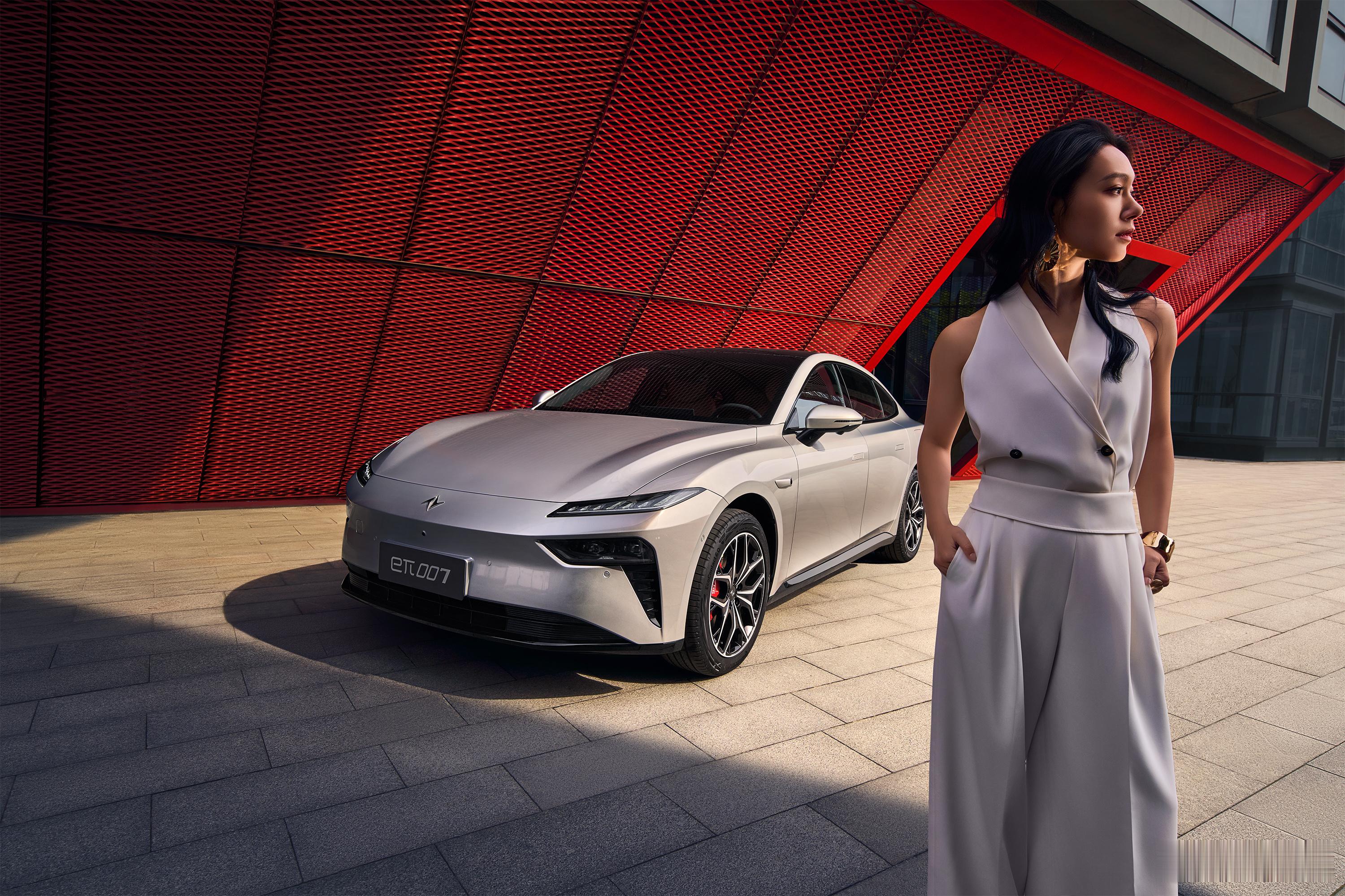 2025 款 eπ007在配置方面做了升级，尤其是车机升级到最新的eπOS 2.
