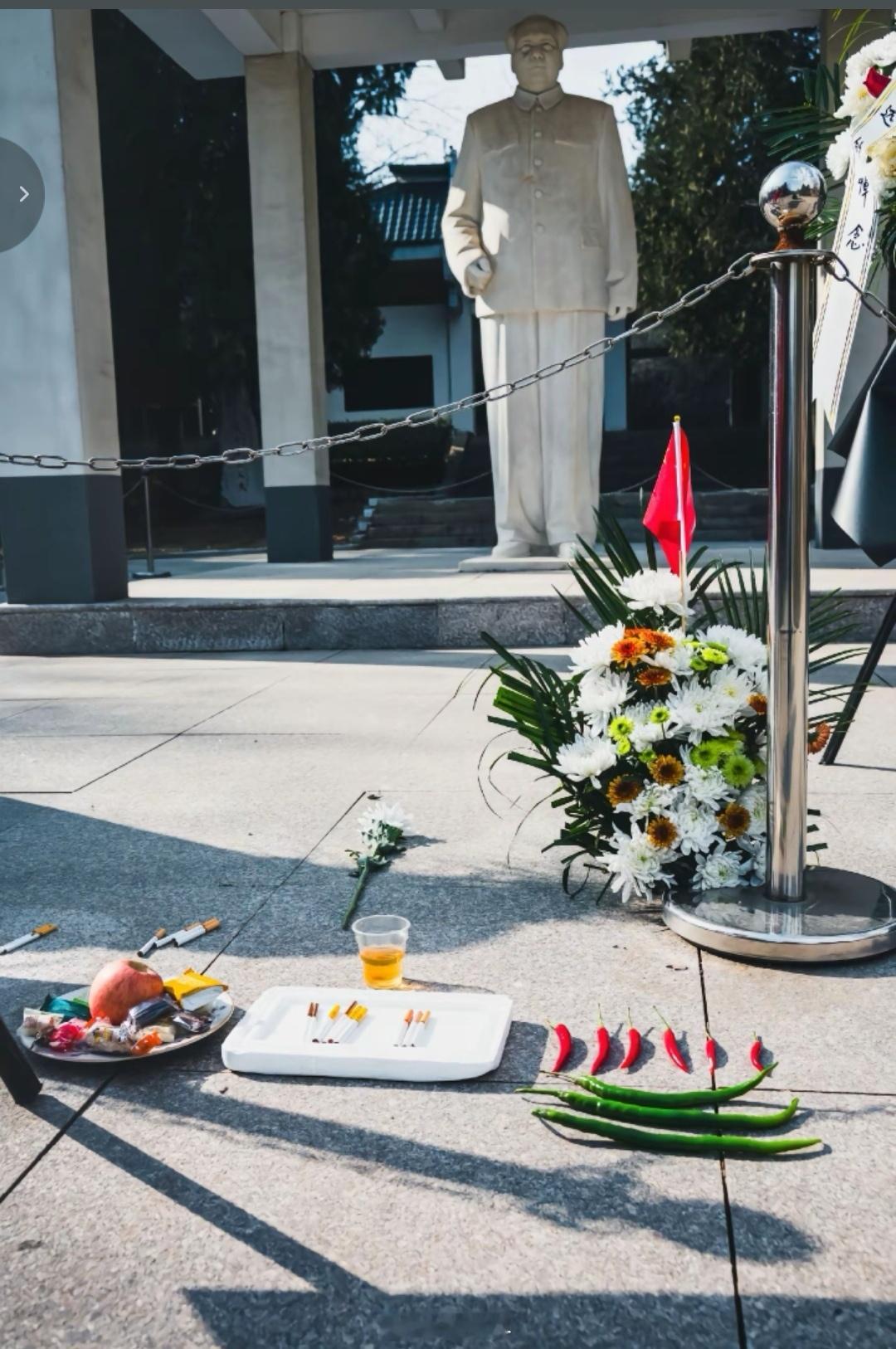 看到教员雕像前的辣椒和香烟了吗？这就是人间之爱，是知己之情，是打破生死与时间界限