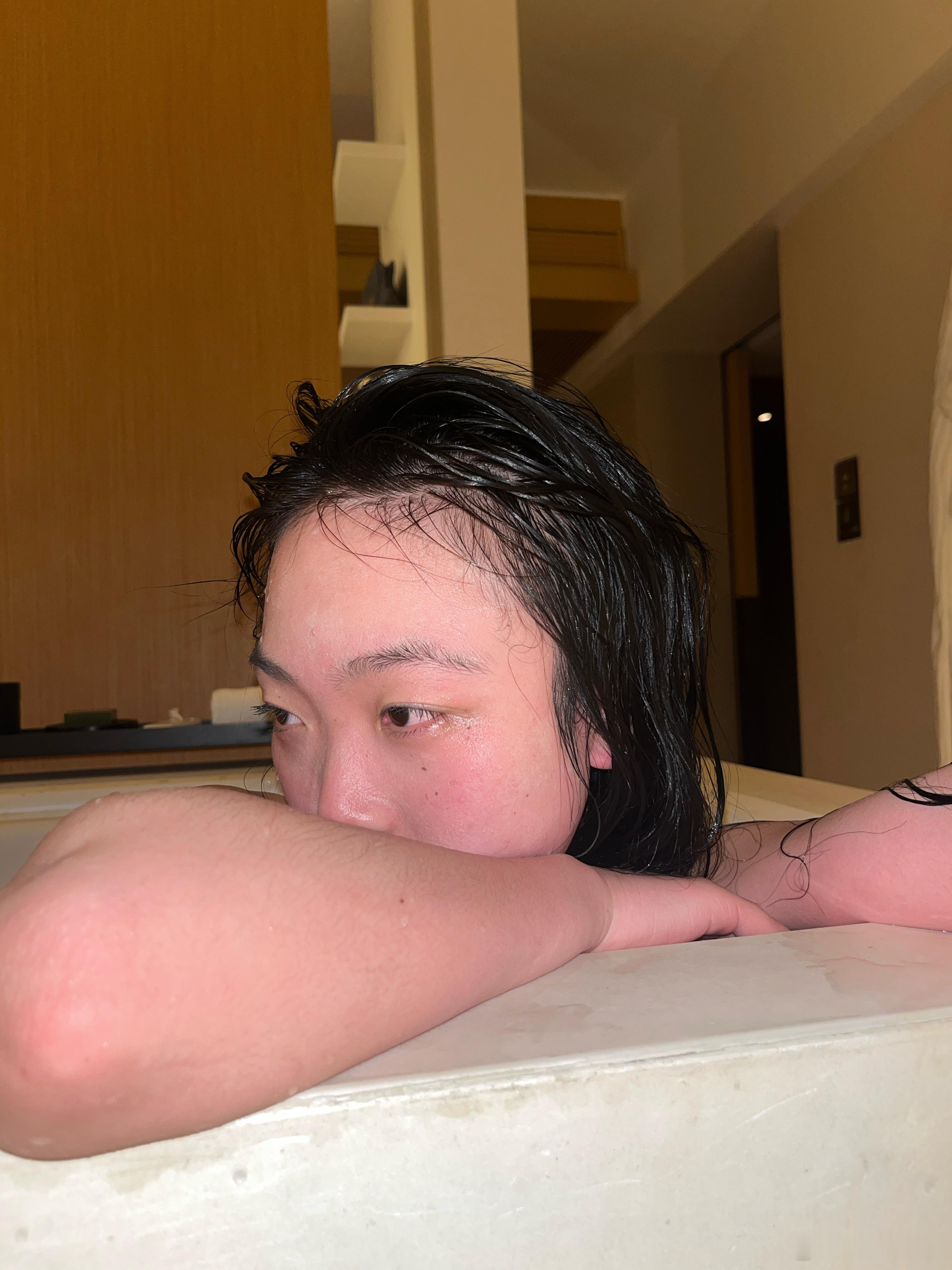今天拿花瓶装了冰咖啡️…想起了去年拍的水里照🩵💦（没有发过版、还好没删版）。