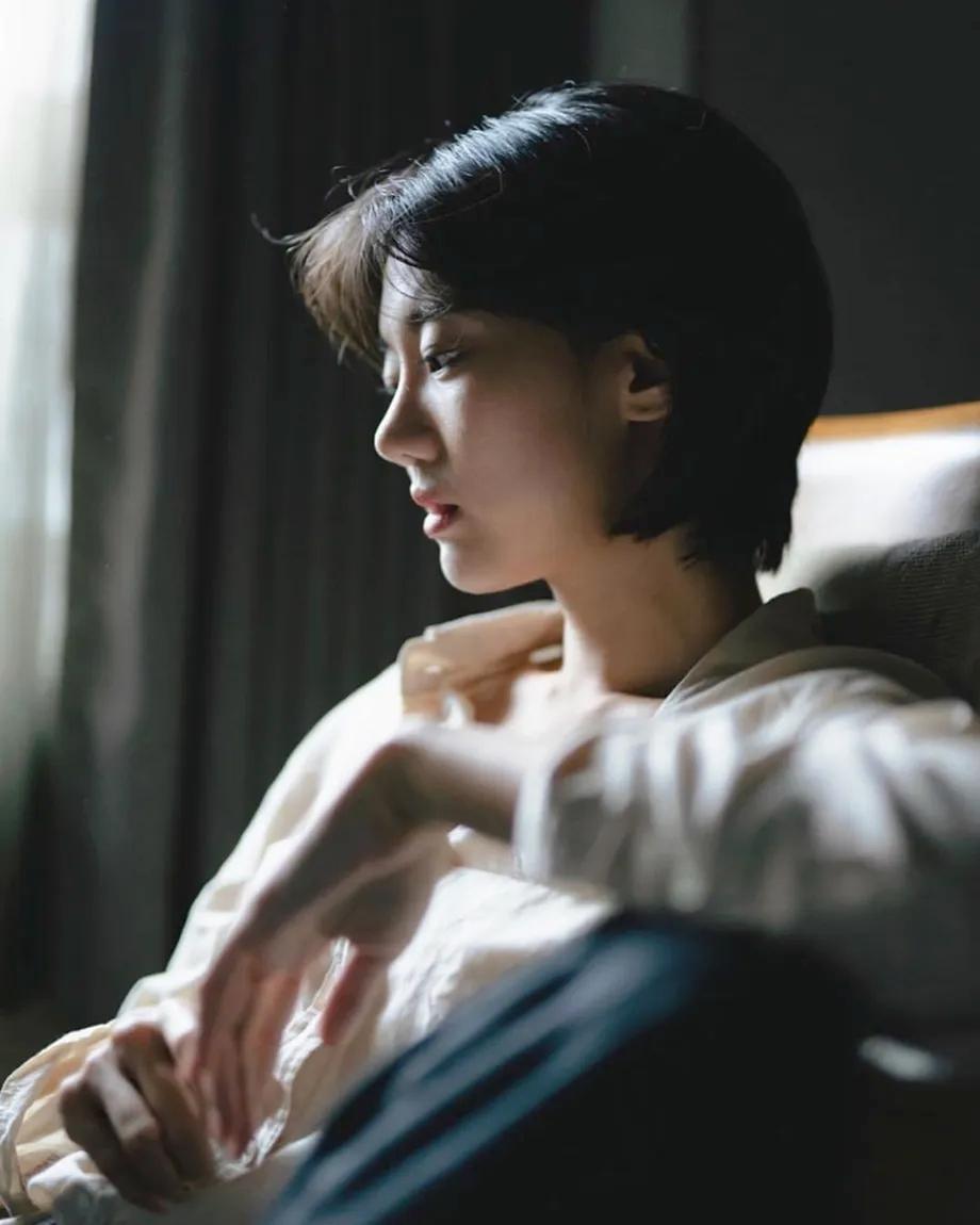 午后阳光洒进房间，温柔地照亮了她的侧脸。超级好看短发美女阳光治愈照 春日温柔瞬间