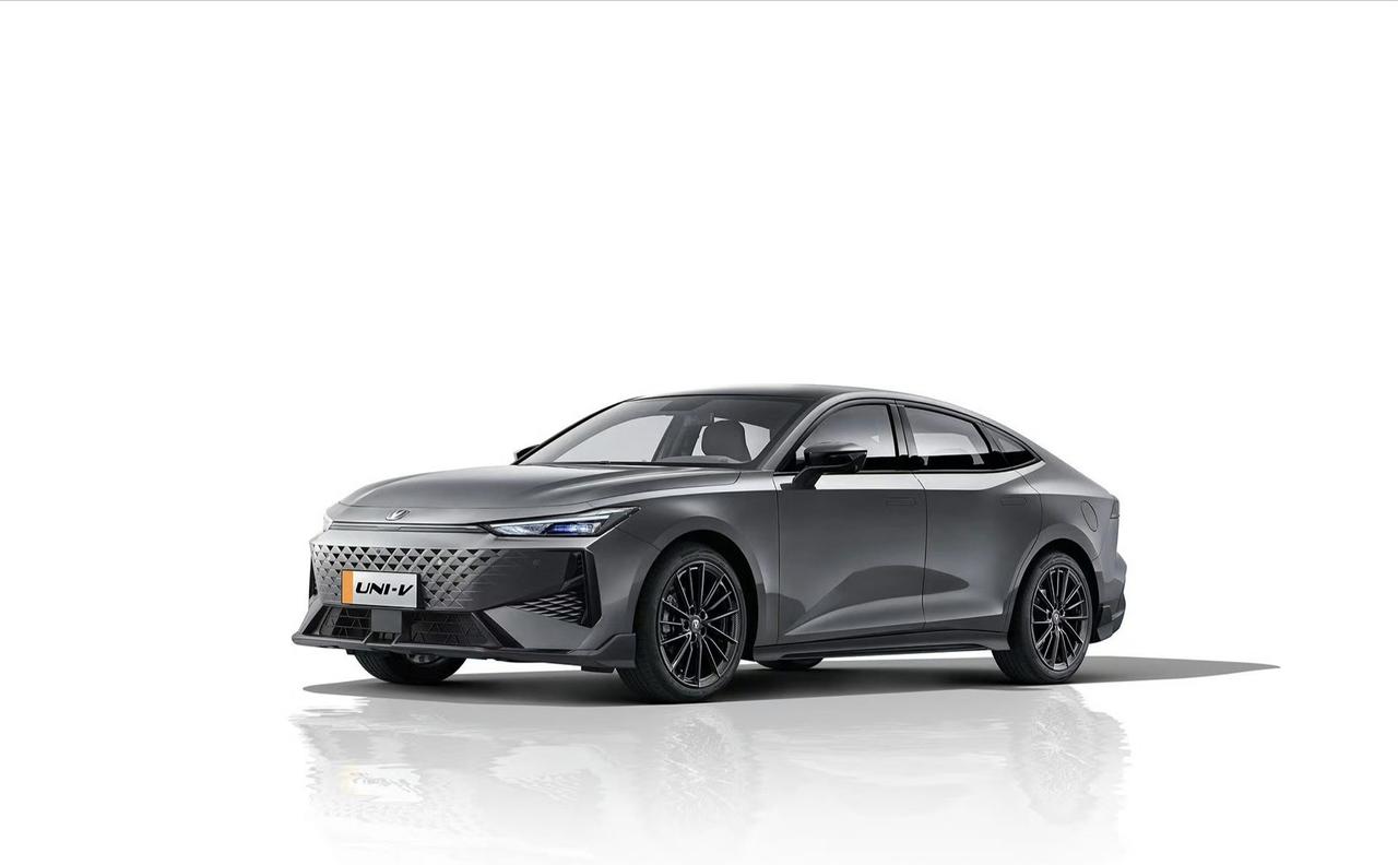 限时售9.89万起，第二代长安UNI-V上市
这台A+级运动轿车入门即高配，划重