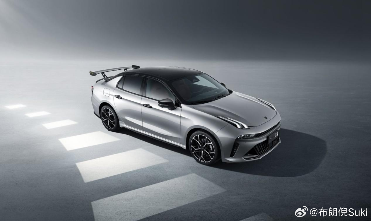 年轻人选车，必须得狂啊。第三代领克03大尾翼版。原厂就带三段可调碳纤维大尾翼，路