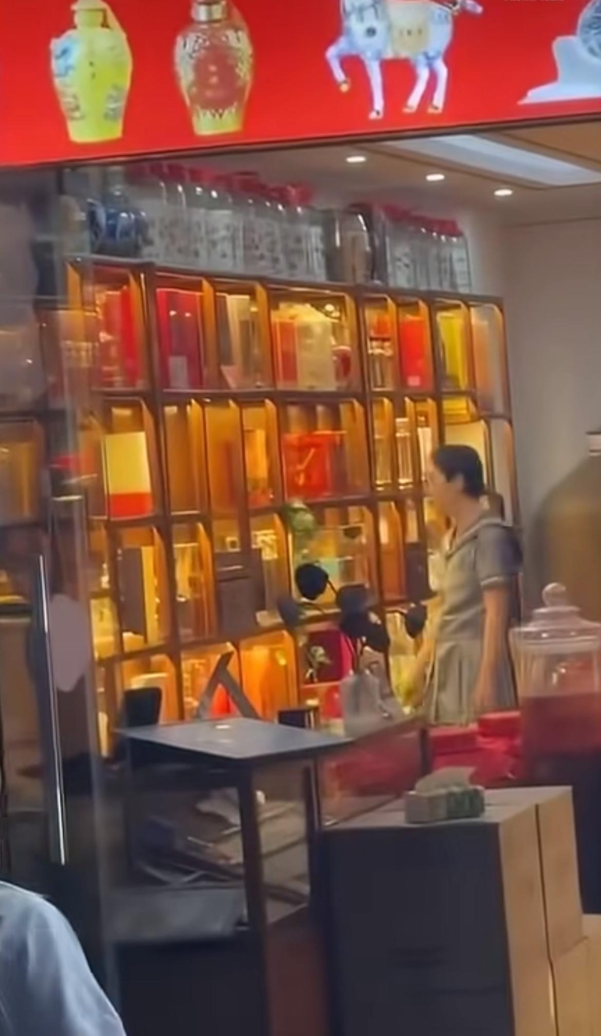 “精神病不是脱罪理由！”21岁姑娘头发剪得不顺心，气没处撒，冲进隔壁没招她的老酒