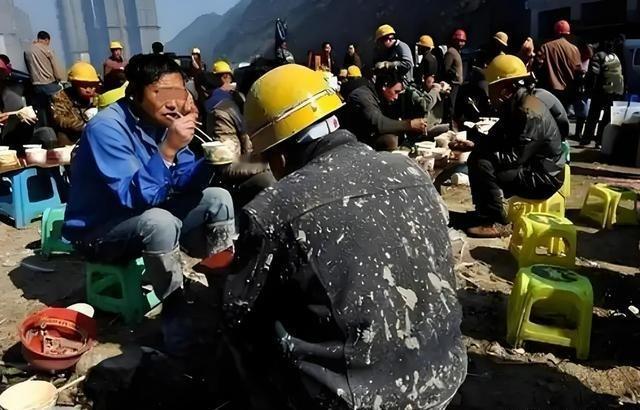 台湾省评论家黄智贤曾说，“大陆的底层老百姓，像农民、外卖员、小摊小贩等等，人人都