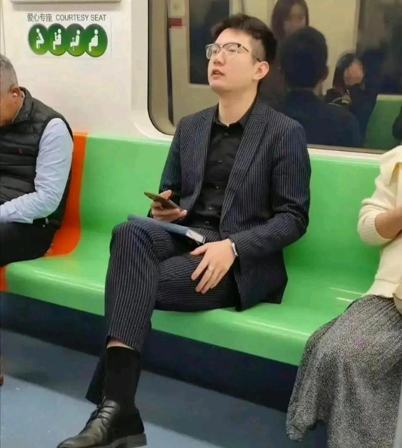 他是不是觉得自己很帅