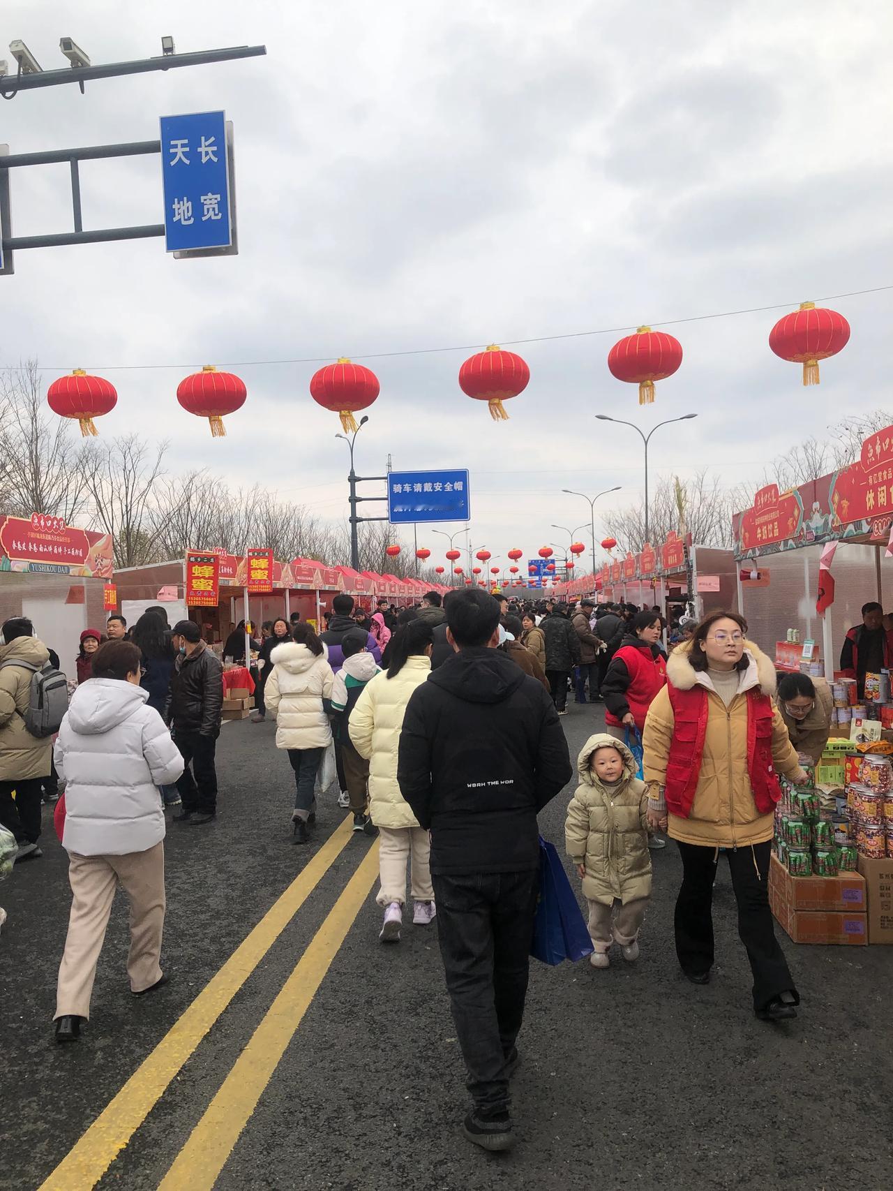 狂了一下鱼市口大集，人挺多的，年货也不少，看热闹的比较多，估计买的人不会太多。因