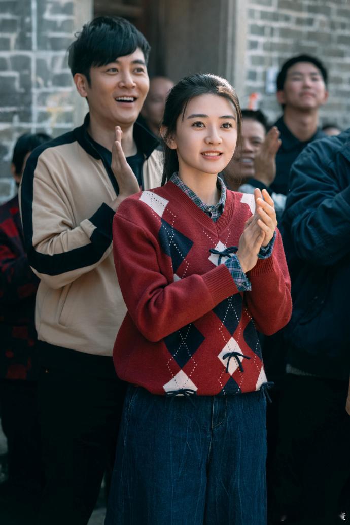 梁洁新剧演妹宝 梁洁新剧里演的妹宝文江燕，一亮相就自带焦点！舞狮头套下的她娇憨又