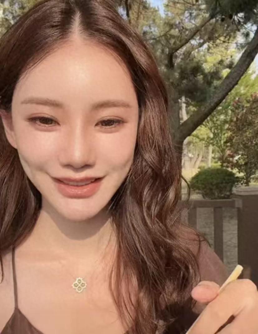 马筱梅这次最聪明的一步，是愿意陪同汪小菲一起去看两个孩子。

要知道，小宝刚出生
