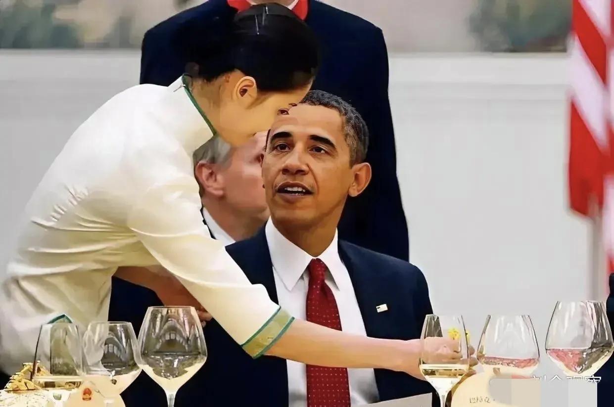2009年，奥巴马访华。

在国宴上，他突然被一名颜值颇高的女服务员一下吸引住了