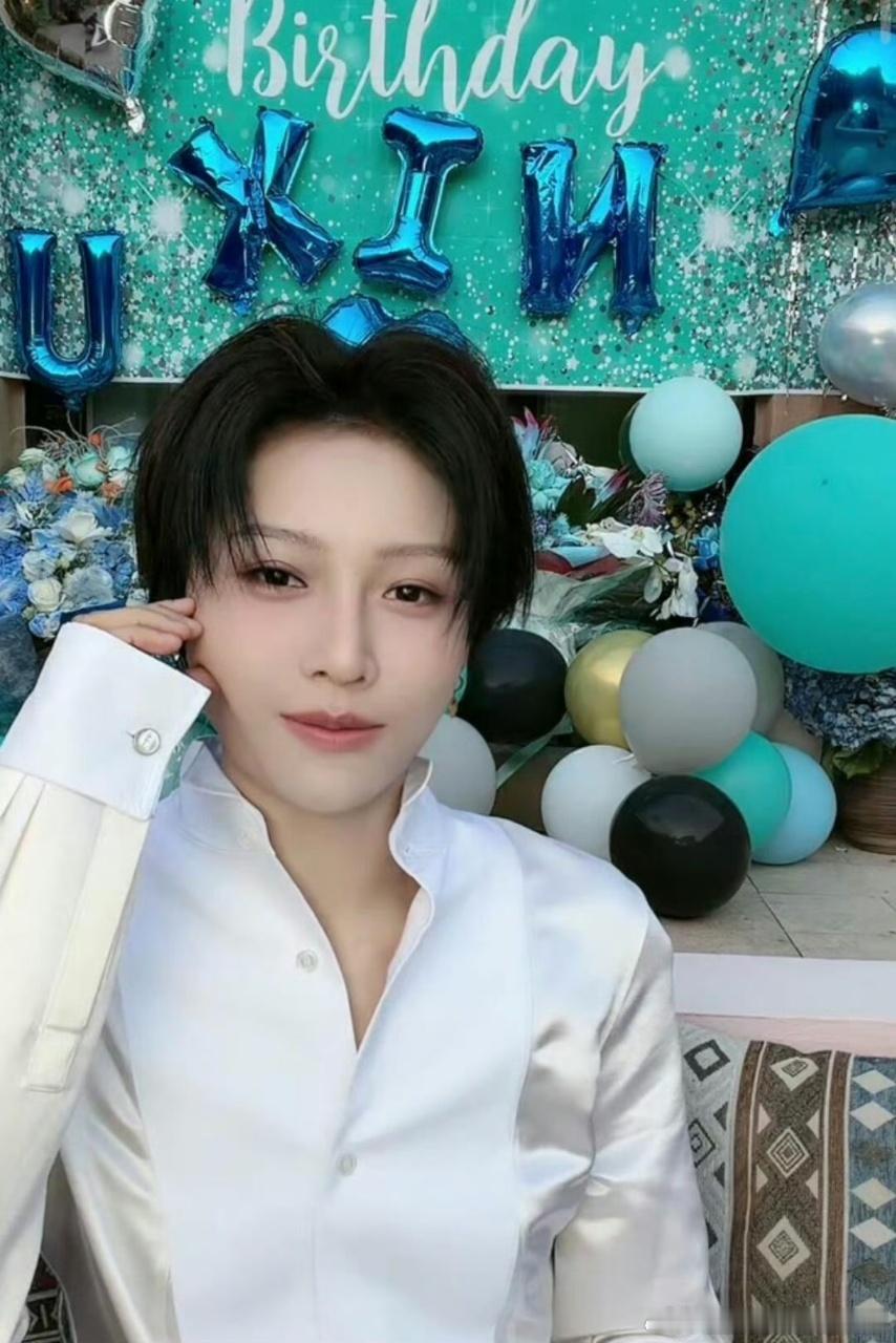 刘雨昕约喵娲娲下次再见 直播氛围真的绝了！有趣游戏轮番上阵，亲朋好友还惊喜cos