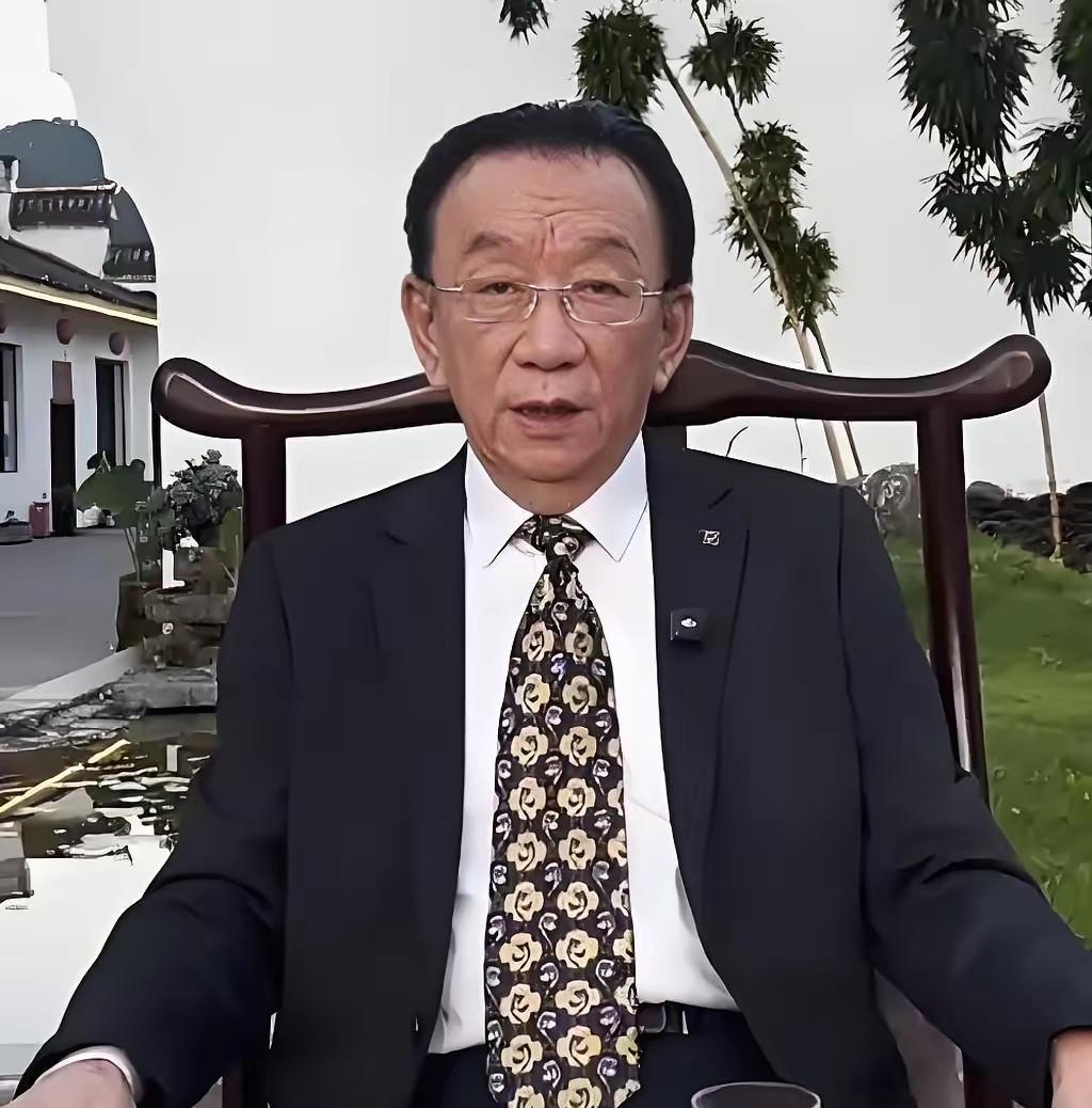 侯耀华亲口承认，他借过德云社两个人。
一个栾云平，一个何云伟。
他点名栾云平，说