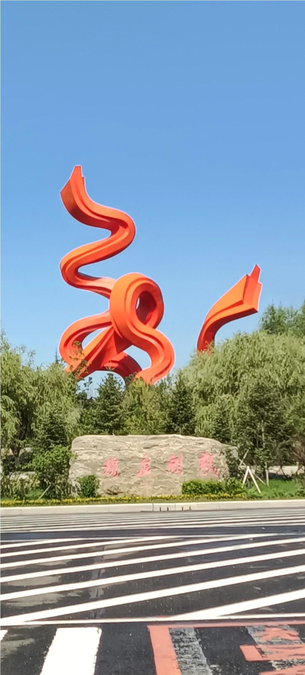 整个北湖区，大半是公园！
龙翔广场似乎是北湖区的地理中心。广场中间矗立的那个“龙