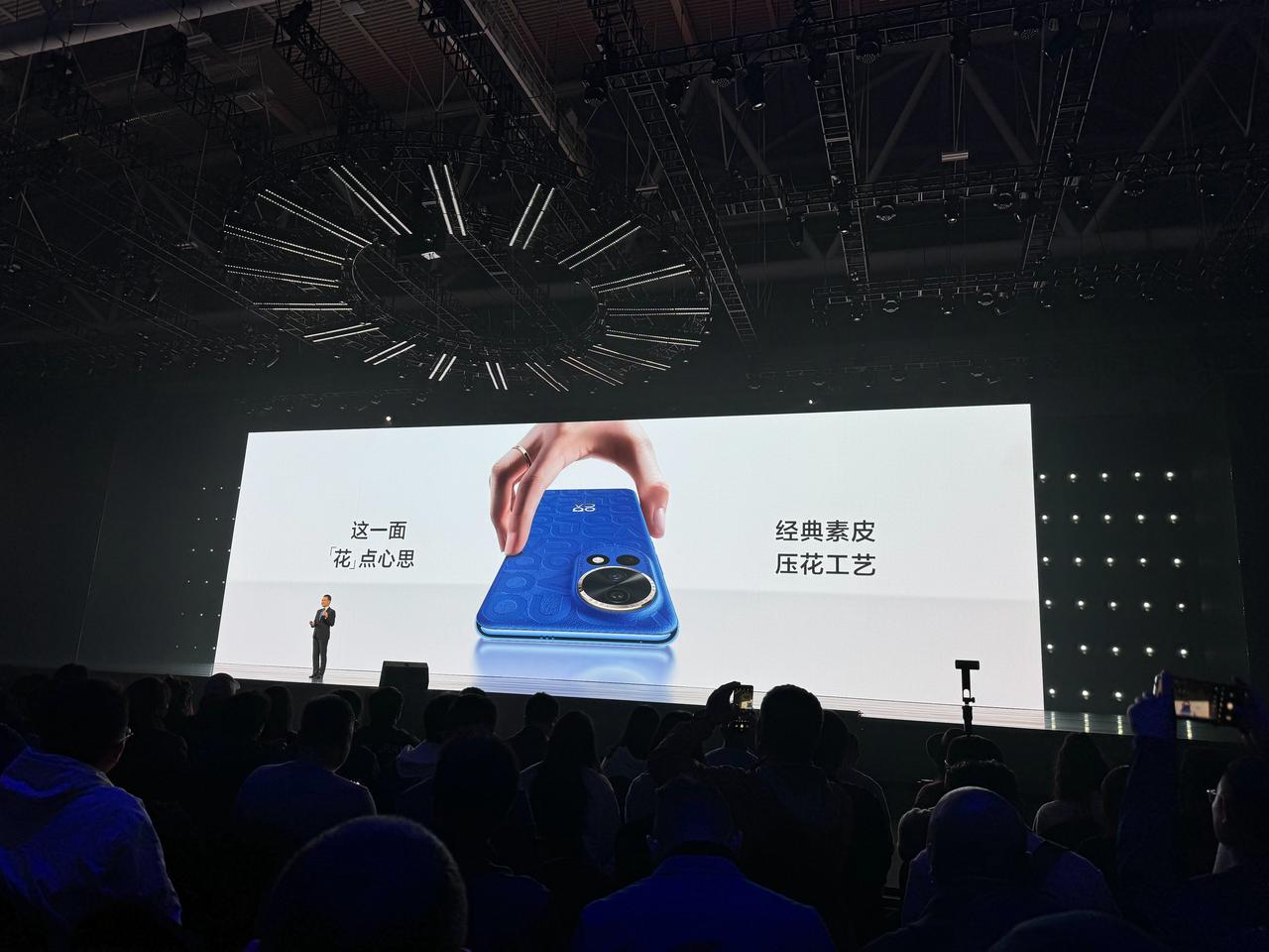 在问界M9发布会之前，先由何刚来发布华为Nova12系列！