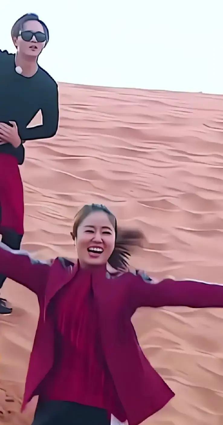 林心如看见陈坤那一刻直接冲过去抱了个结实，像小女生见偶像。
镜头里她整个人挂他身