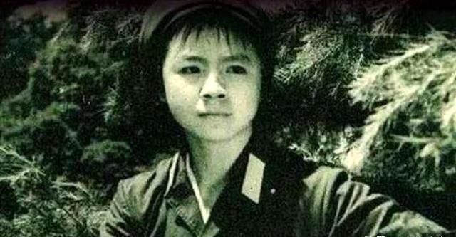 1979年，对越反击战战场上首位牺牲女兵的遗体被人们发现，她的身体除了一节肠子外