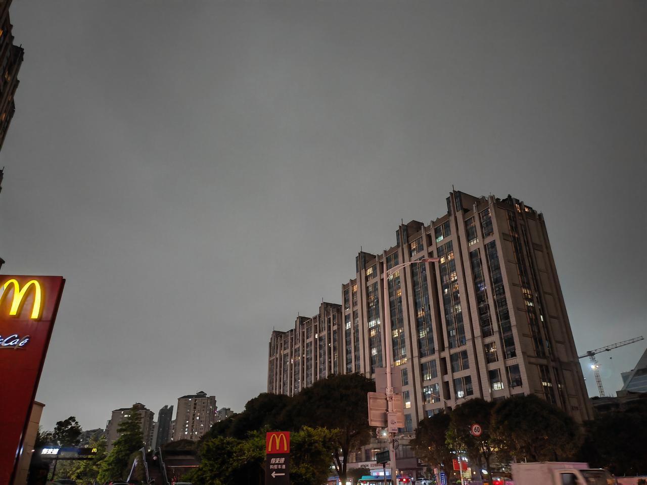 现在是五点二十分，鼓楼一带天色暗如晚上，大雨要来了。

 实拍鼓楼