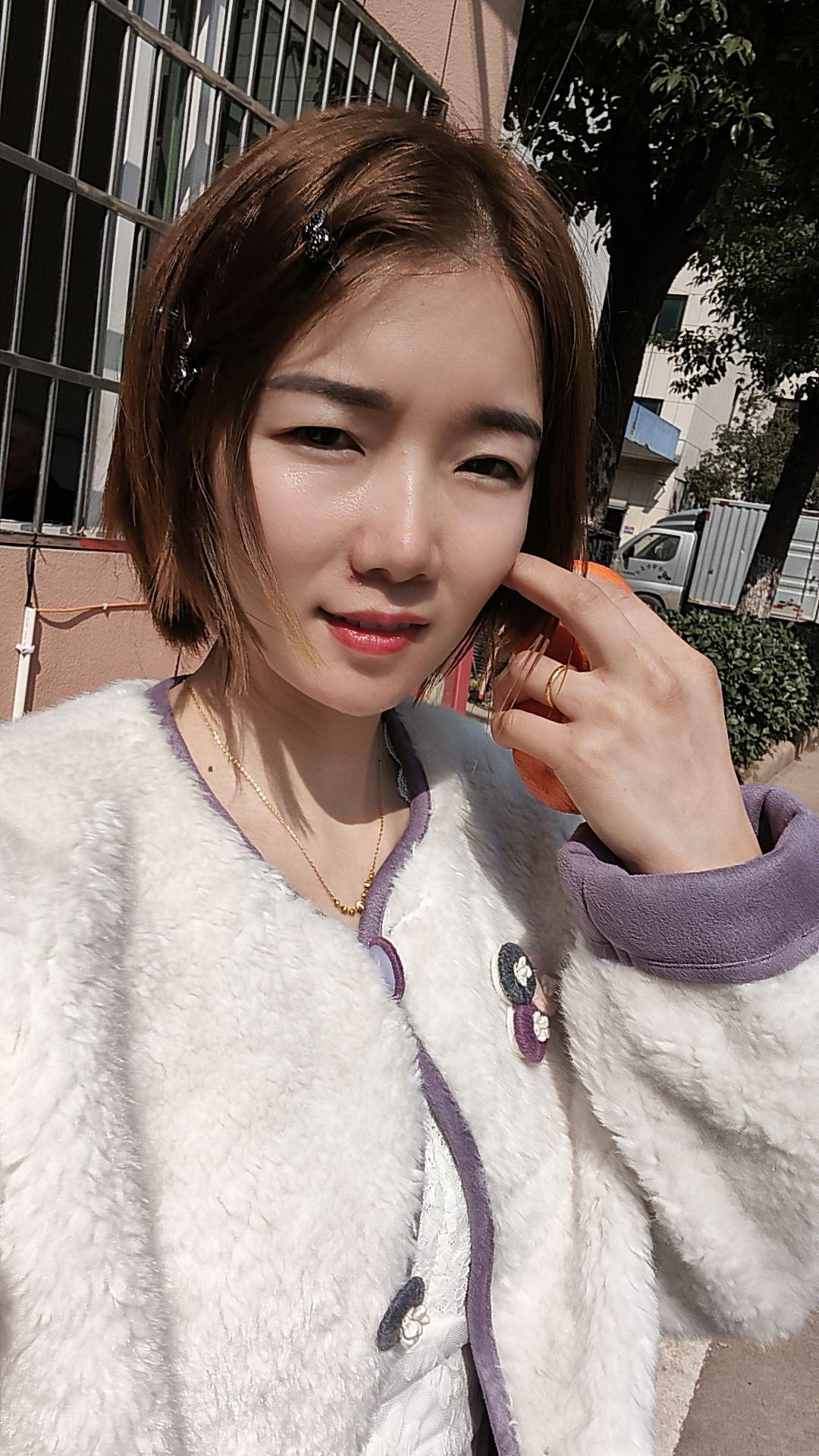 现在的我 不喜欢毫无意义的社交，不喜欢人潮汹涌的喧器，不喜欢虚情假意的...