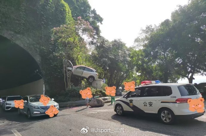 只有轮胎悬空才是解救油门失误的唯一出路网图侵删 