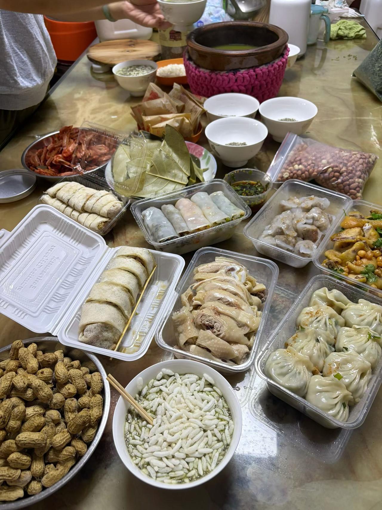 一桌子丰盛宴席，看着满满当当反倒腻得慌！白切鸡、虾、蒸饺、卷粉摆满整张桌，种类多