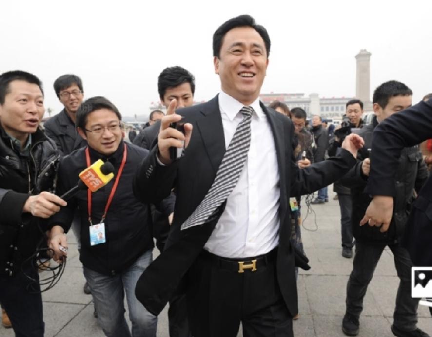 当年的许家印，意气风发，西装打领带，上胡润榜，一条8000多的爱马仕皮带很亮眼。