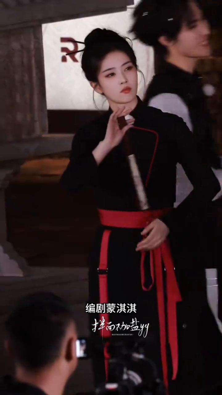 打脸来得太快，蒙淇淇公开向白鹿道歉。6月16日，编剧蒙淇淇就其指控白鹿更换莫离编