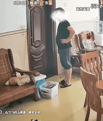 “可怜天下父母心”！广东，女孩和爸爸发脾气，摔门后，竟把自己反锁在房间，爸爸担心