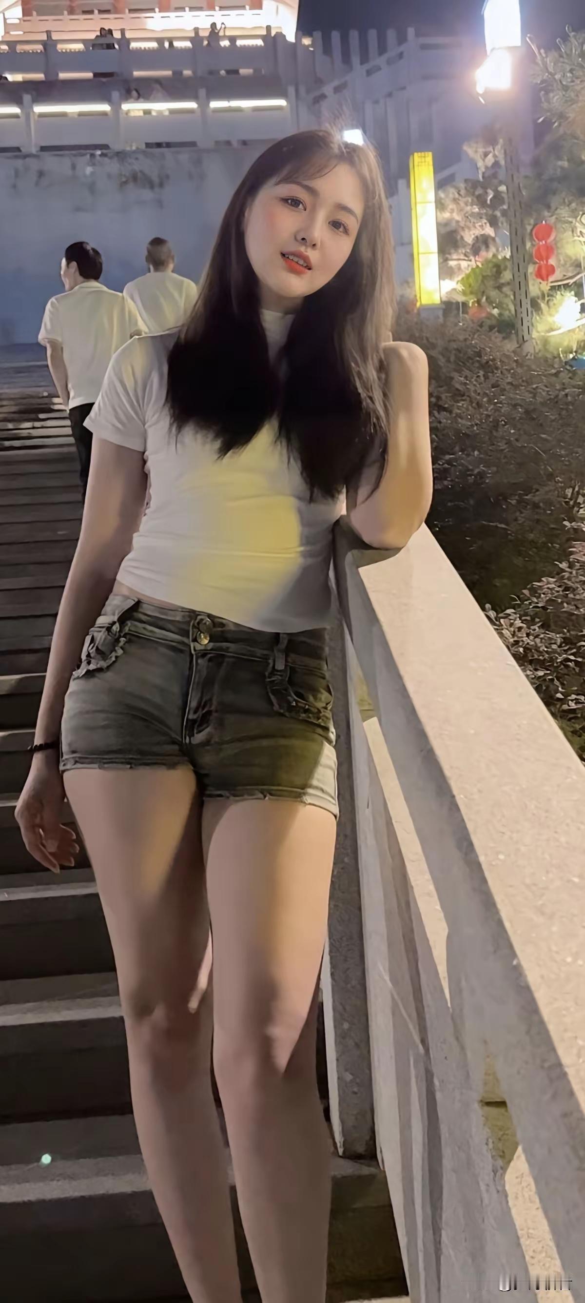 夜摇清影伴孤灯。请说出你下联。图片源于网络。友友请出下联 友友请下联 友友请邀对