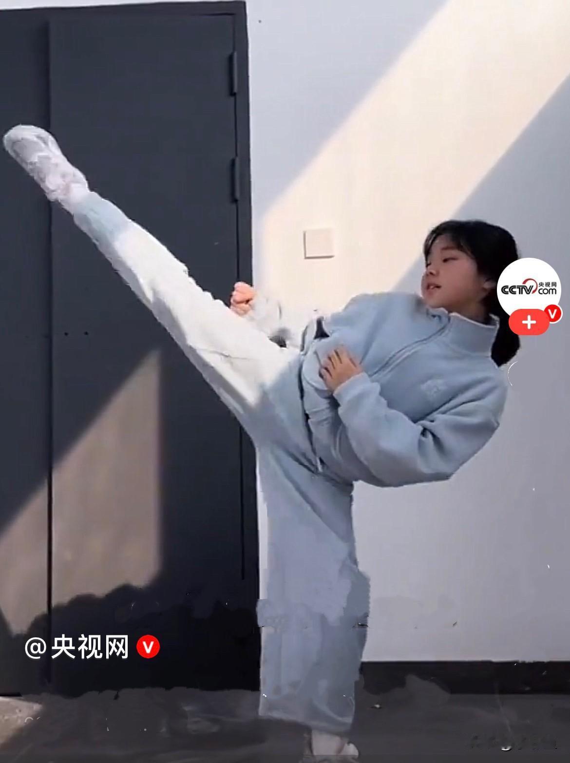 近日，上海一小姑娘打跆拳道，踢的真好看，形如流水、形如闪电，娇美的身姿看得我如痴