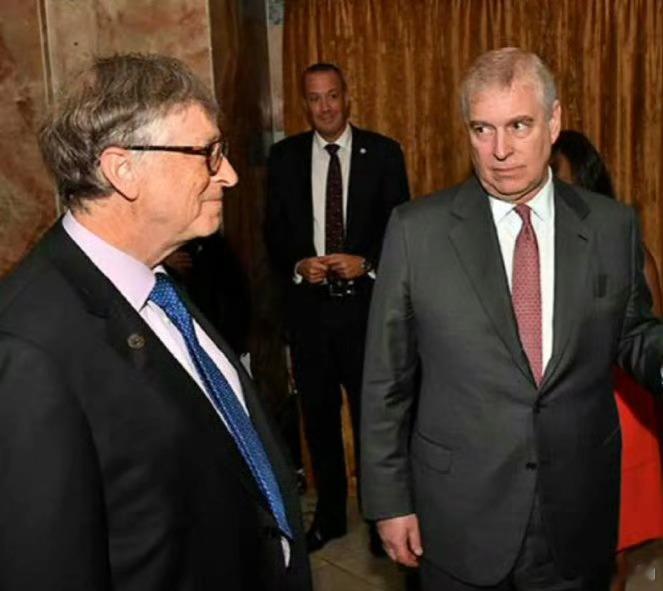 右边这位是英国的安庶人? 