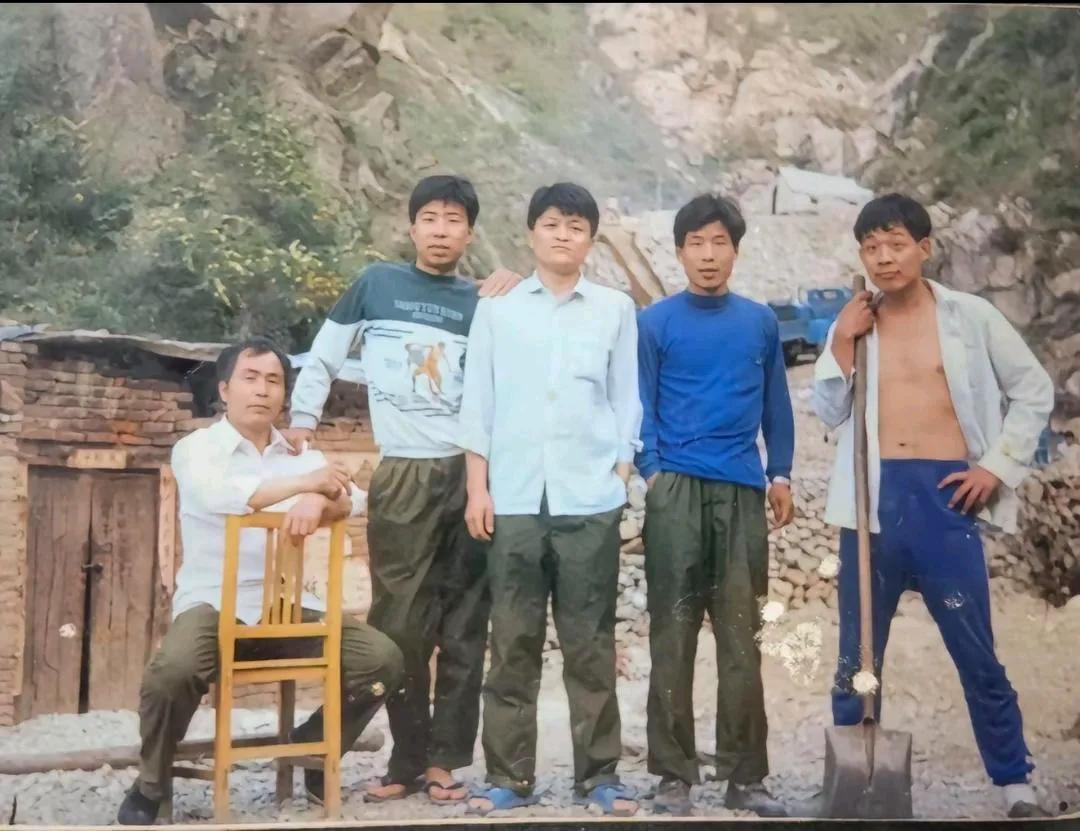 偶然刷到年轻时于东来的照片，
和别人就完全不一样。
站着的三个人肩并肩，挨在一起