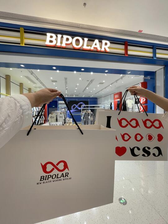 谁懂！和姐妹逛个街一人提了一袋衣服回家