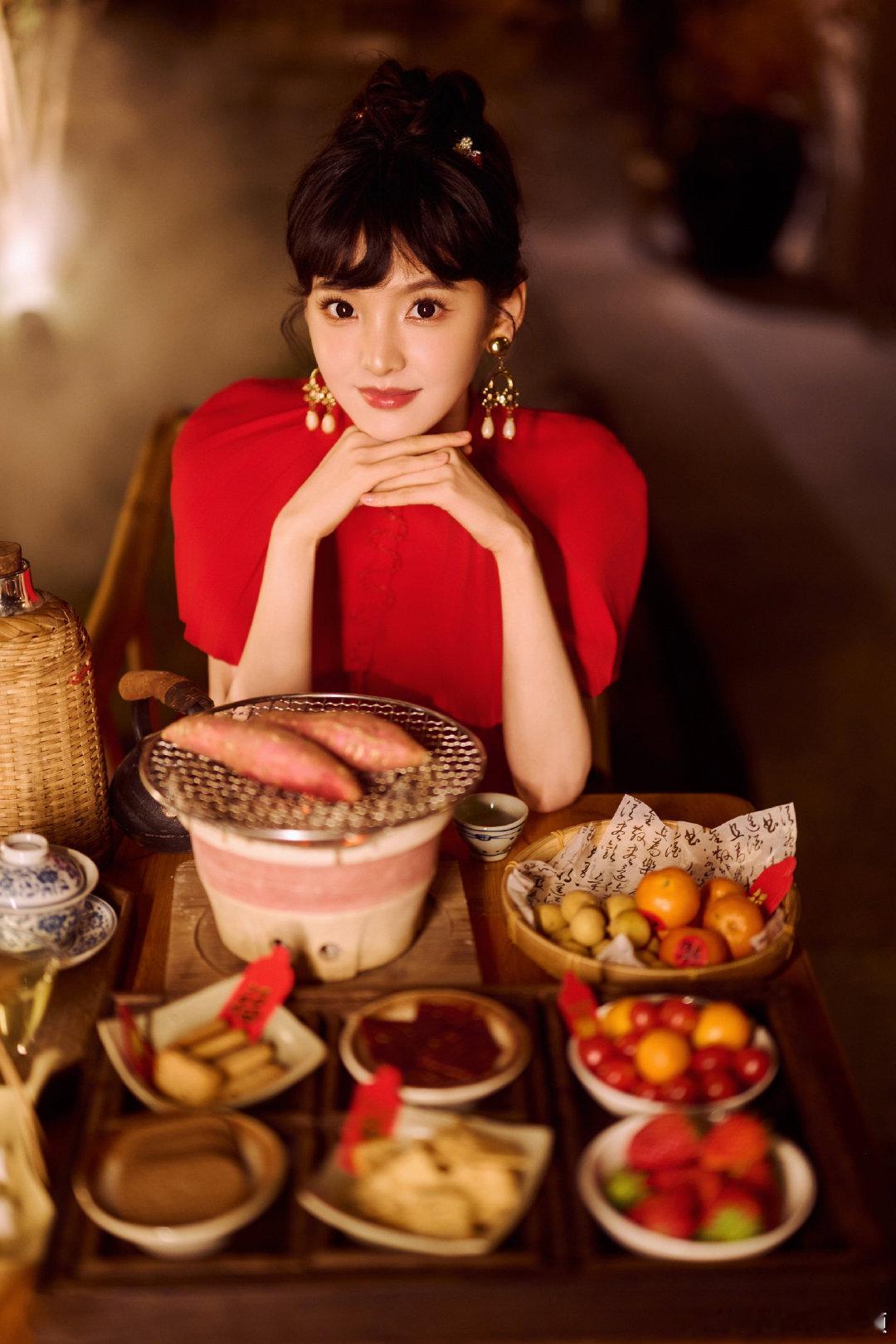 章若楠在春晚义乌分会场拜年了章若楠义乌春晚 章若楠加盟义乌分会场，甜颜适配浓浓年