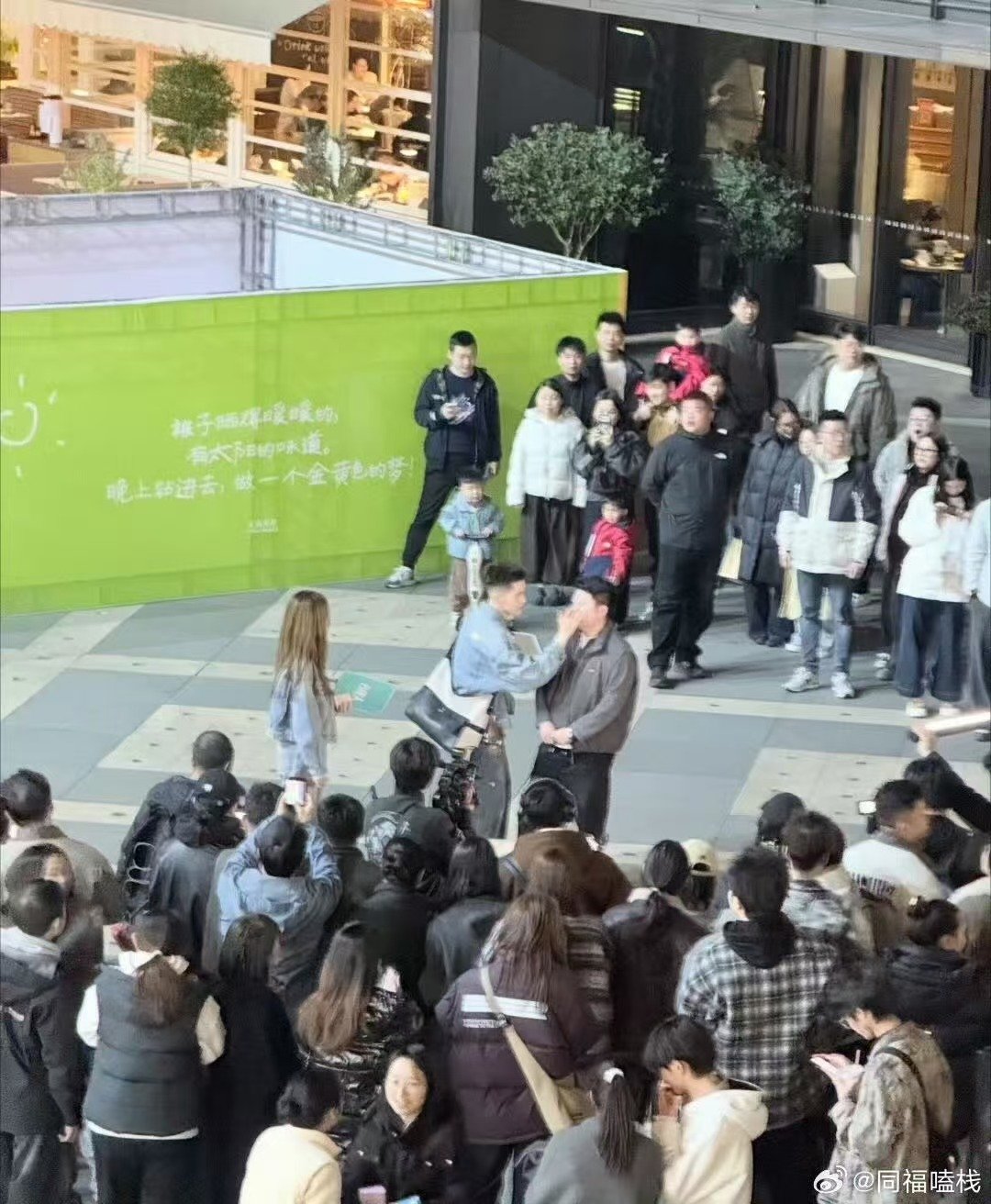 偶遇张予曦街头给路人化妆 合伙人偶遇张予曦给路人化妆，水灵又温柔，近距离接触也美