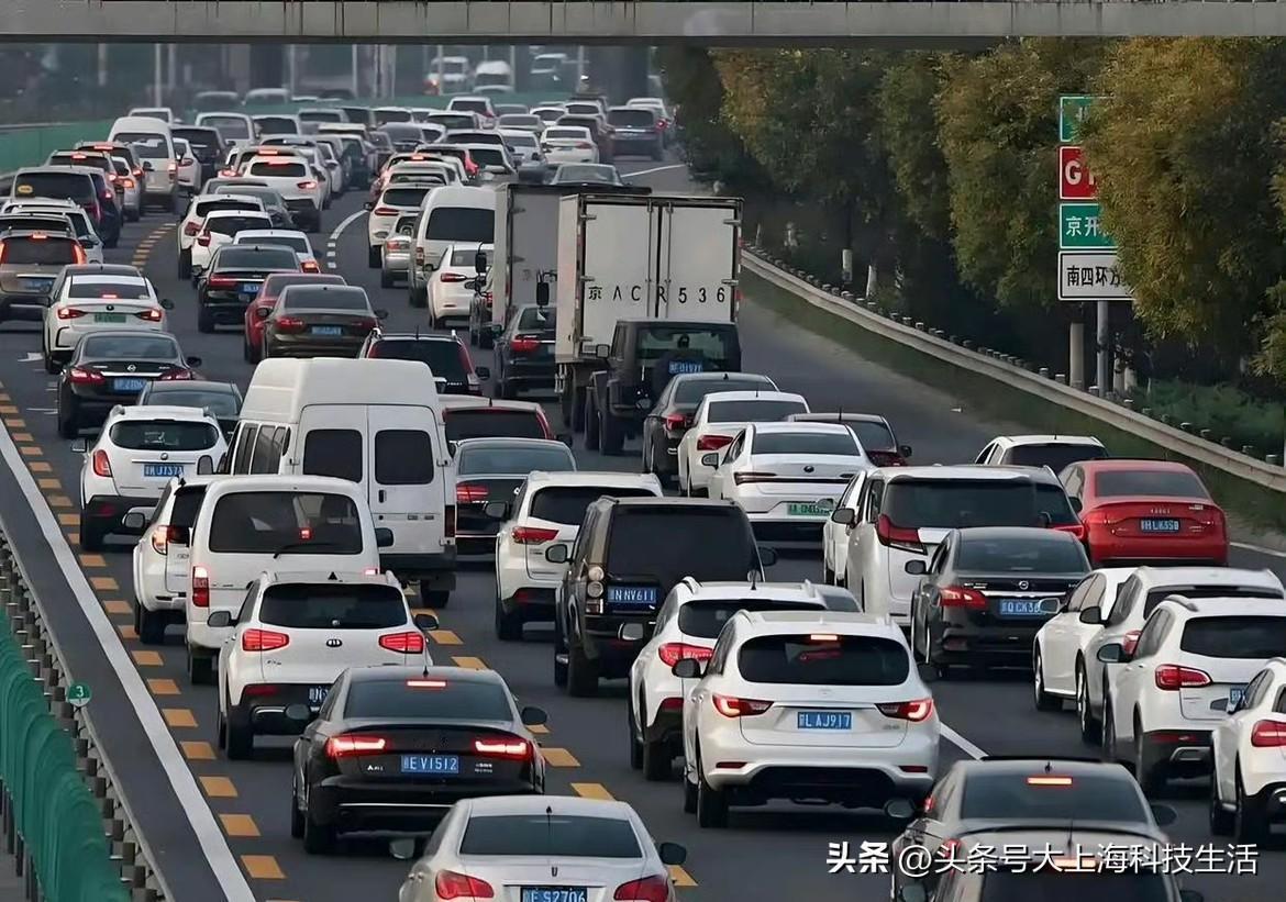 这大过年的，看着95亿人次的流动数据，感觉整个中国都在路上跑，特别是自驾大军占了