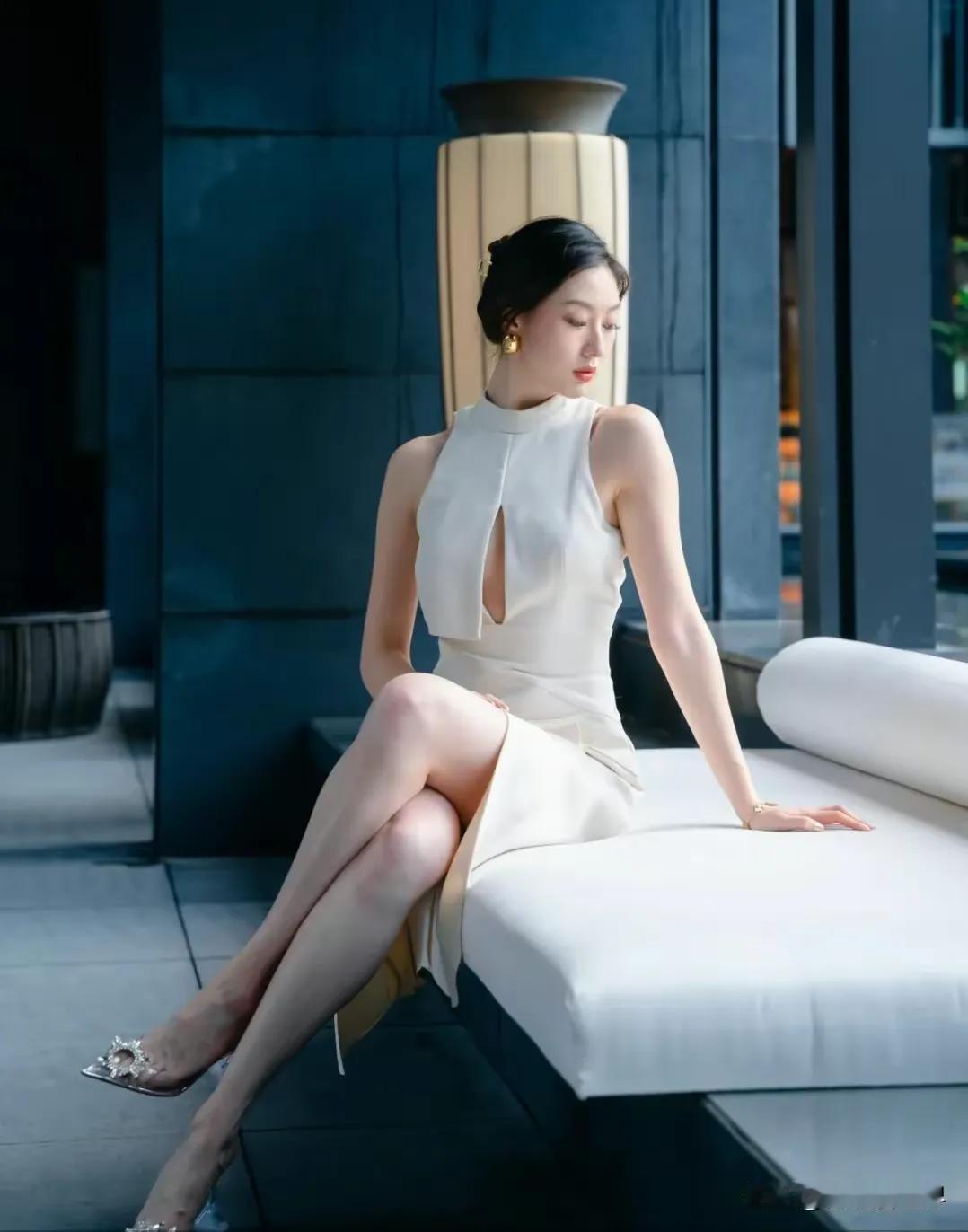 白裙气质优雅的女人