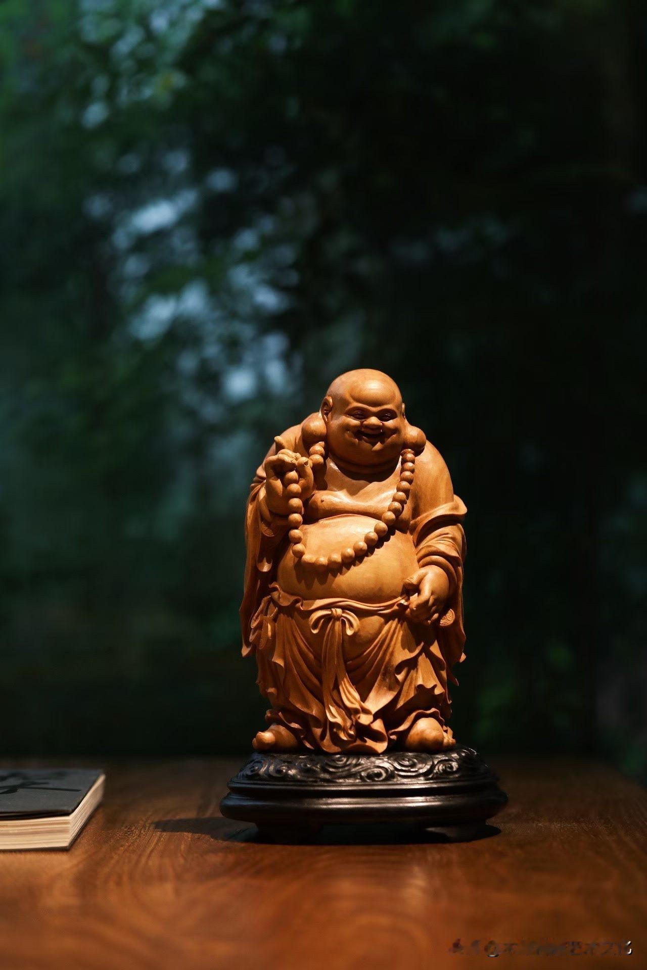 有些笑，不热闹，
却更耐看。

这一尊弥勒，用老山檀香去承，
气息先静下来。
不
