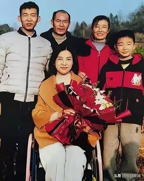 当妈的太清醒了！33岁瘫痪离异女子二婚嫁29岁头婚小伙，新郎是新娘闺蜜的亲儿子，