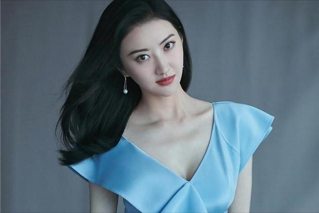坐拥一线黄浦江景的顶级豪宅突然折价挂牌急售，景甜这波一反常态的操作，果然牵出了和