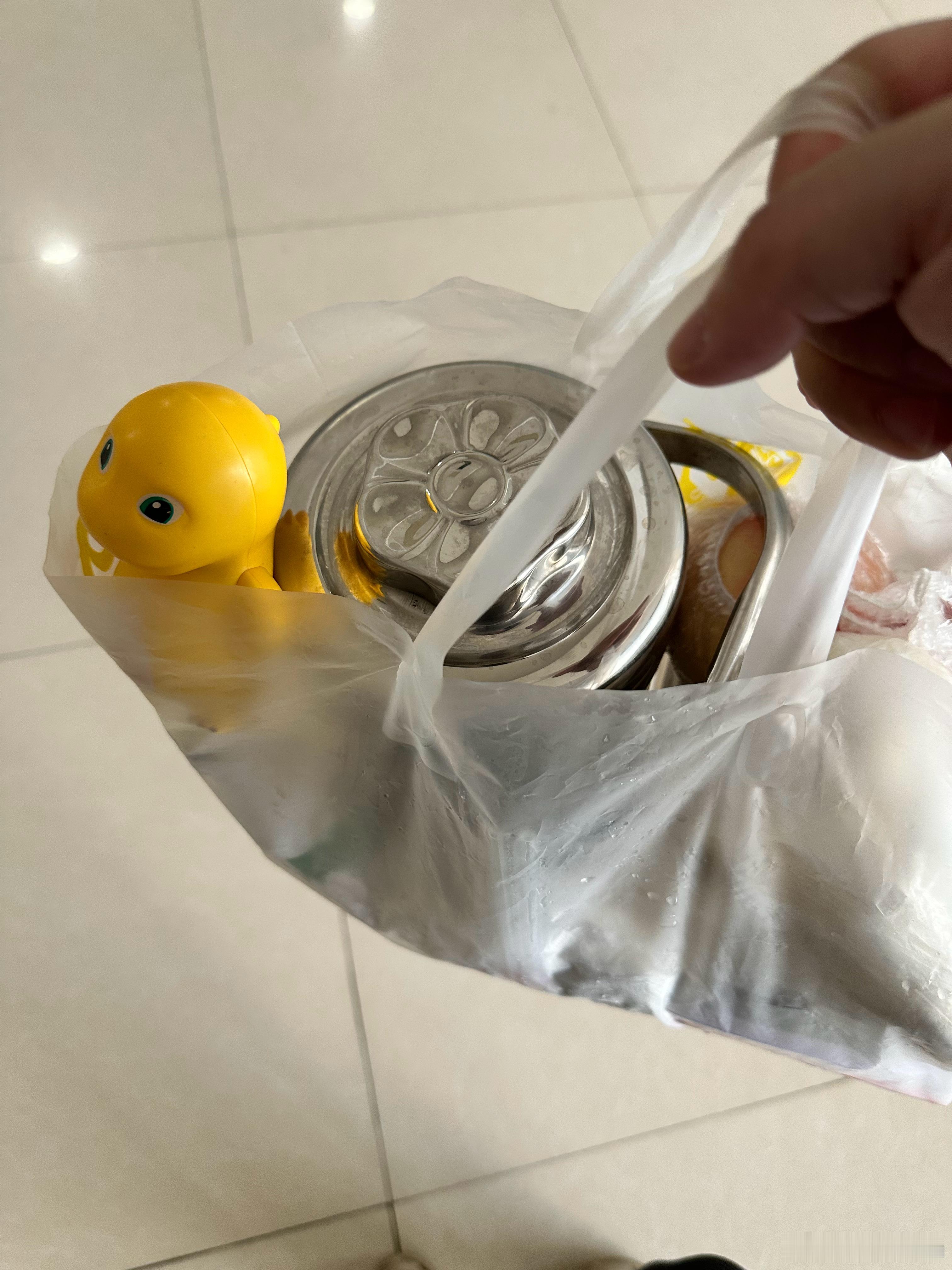 带娃日常  老妈说一定要带上奶油🧁奶油是什么想了一会儿是奶龙 