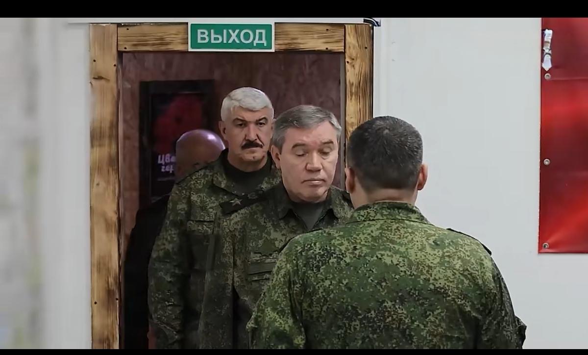 俄罗斯联邦部队总参谋长格拉西莫夫视察了特别军事行动区域内俄罗斯西部军区指挥部。他