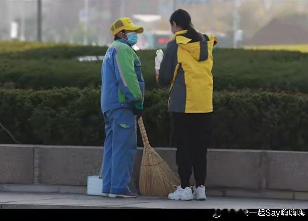 当环卫工人收到奶茶这也太暖心了吧，这杯奶茶喝起来一定分外的甜，什么岗位的工作都值