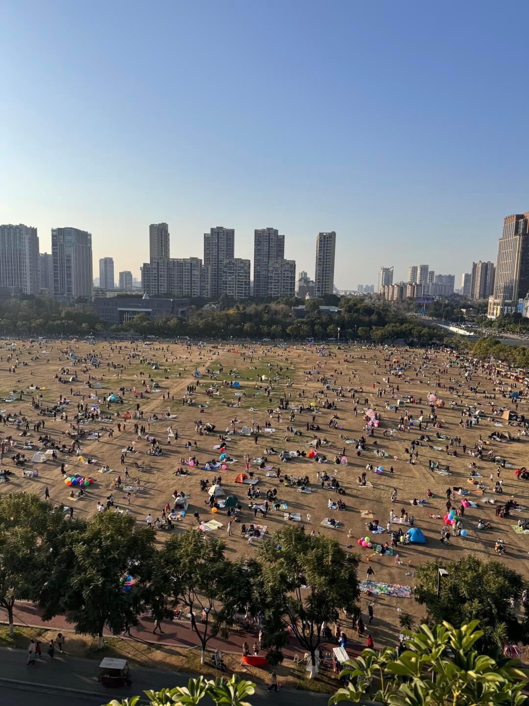 冬天的公园到处是人，联想到巅峰时期的前苏联和美国，人们走出家门，享受闲暇周末时光