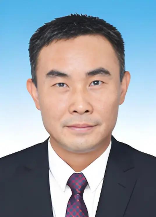 国家统计局新来了副局长雷小武，从内部升上来的。雷小武，1970年4月出生，研究生