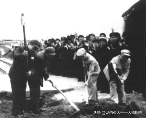 1950年，李达(左)为成渝铁路奠基。