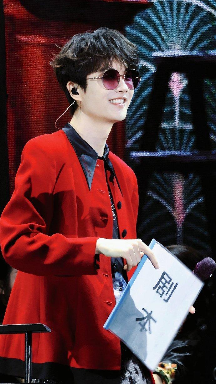 许嵩天津演唱会 亲临许嵩天津演唱会，被舞台视觉狠狠圈粉。灯光配合编曲变化，大屏不