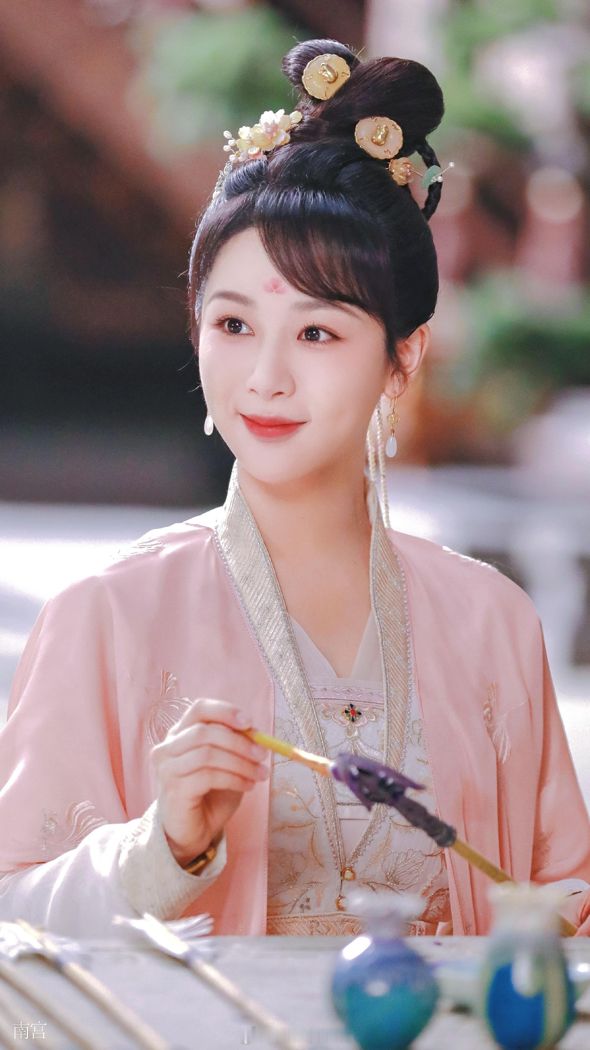 杨紫 | 杨紫小夭 你是被光偏爱的，你的名字燃起我永恒的春季