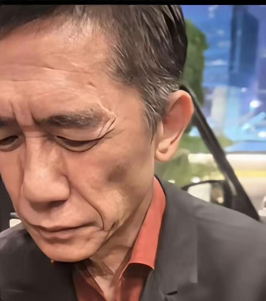 64岁的梁朝伟，岁月在他身上留下了明显的痕迹。他自己承认，曾经一个月能背完5公分