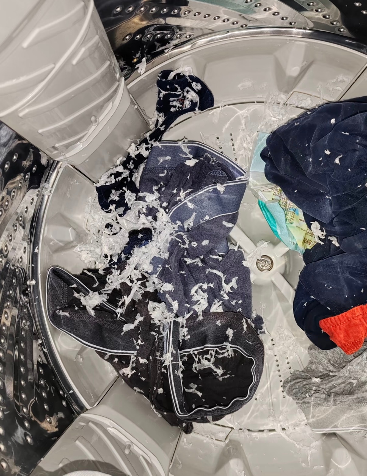 被纸巾背刺最严重的一次，这衣服还不如不洗被纸巾背刺了